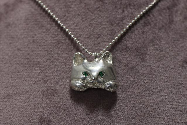 ねこネックレス緑の目