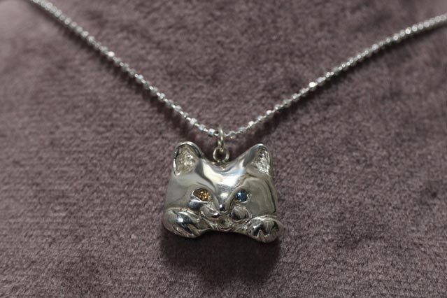 ねこネックレス金目銀目