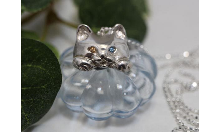 ねこネックレス金目銀目