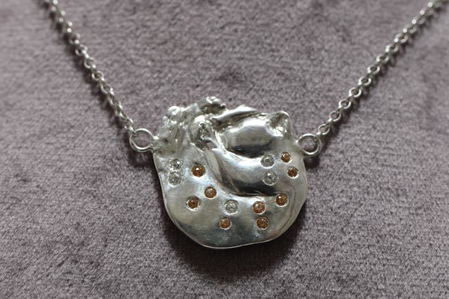 アンモナイトねこネックレス茶白