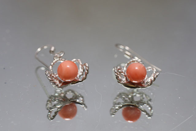 珊瑚のお花ピアス