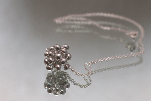 南天の実ネックレス