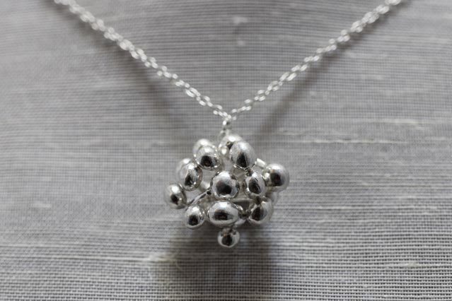 南天の実ネックレス